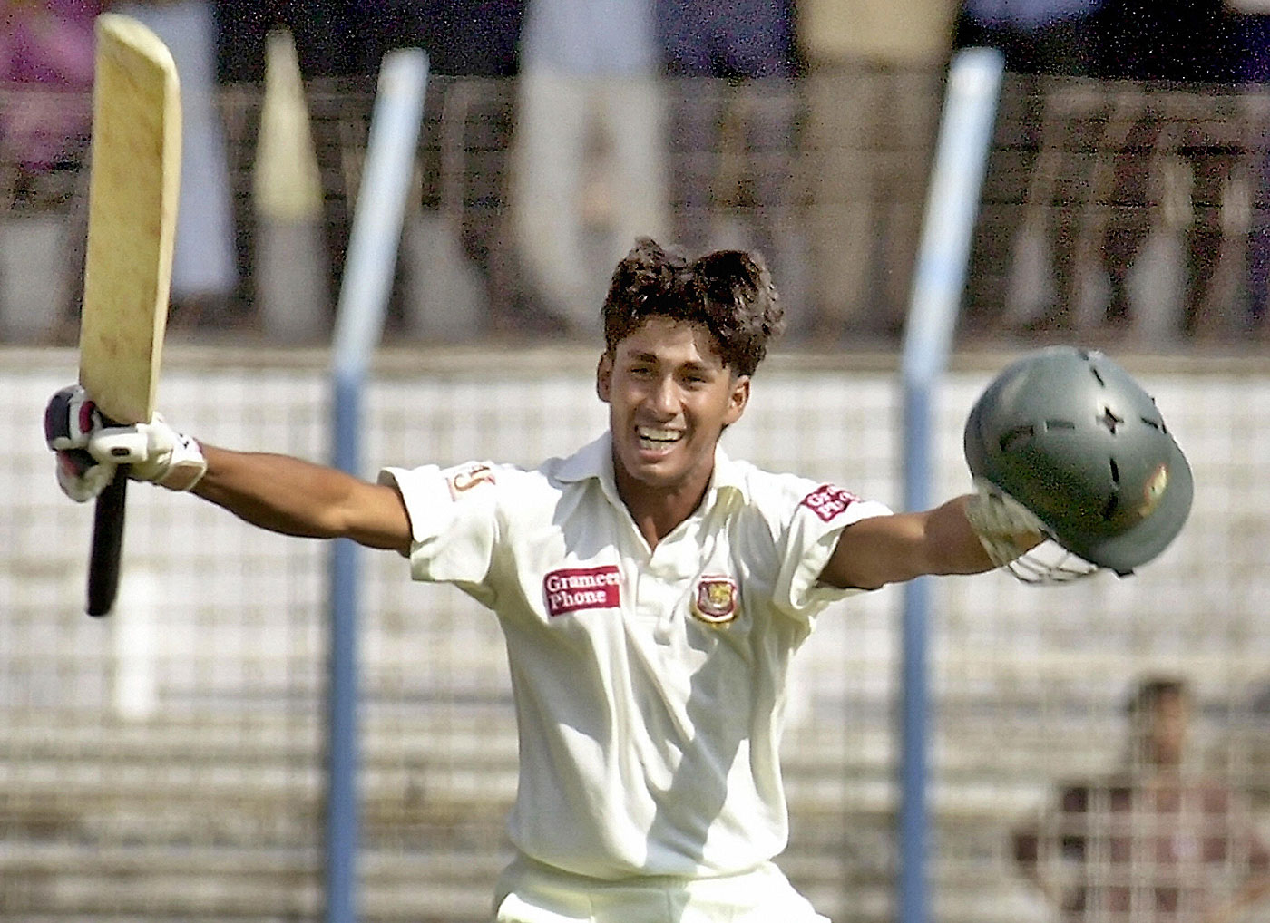 Mohammad Ashraful celebrates his century, Bangladesh v India, 2nd Test, Chittagong, 3rd day, December 19, 2004