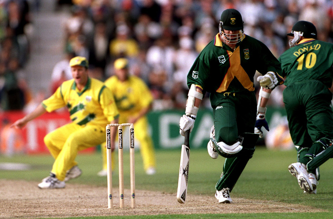 Allan Donald runs past Lance Klusener