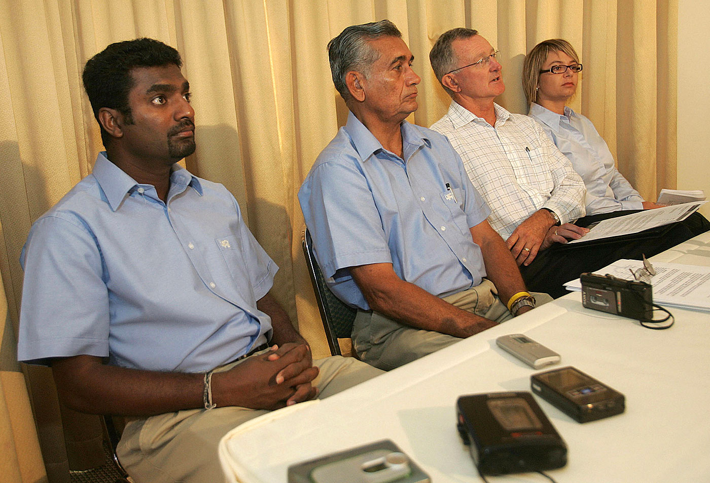 Murali with biomechanists Bruce Elliot (second from right) and Jacqueline Alderson in Perth in 2006 after his action was tested