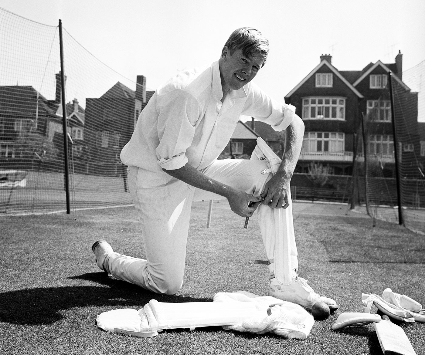 Tony Greig puts his pads on