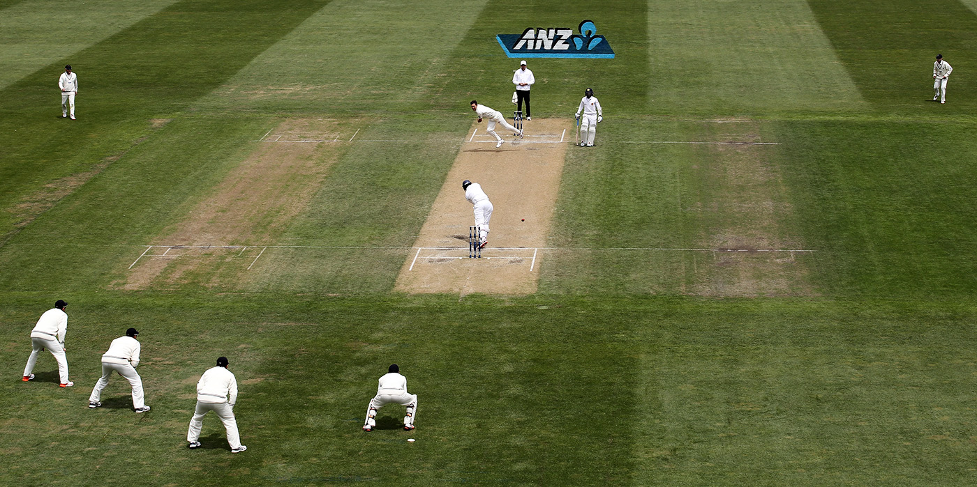 Trent Boult bowls to Dimuth Karunaratne