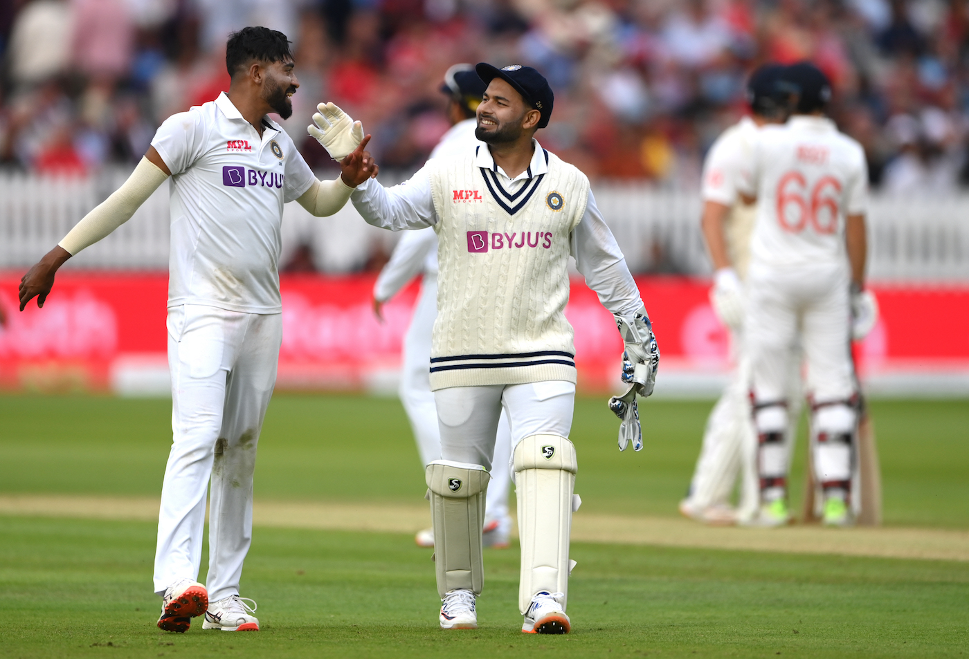 Mohammed Siraj and Rishabh Pant have a chat