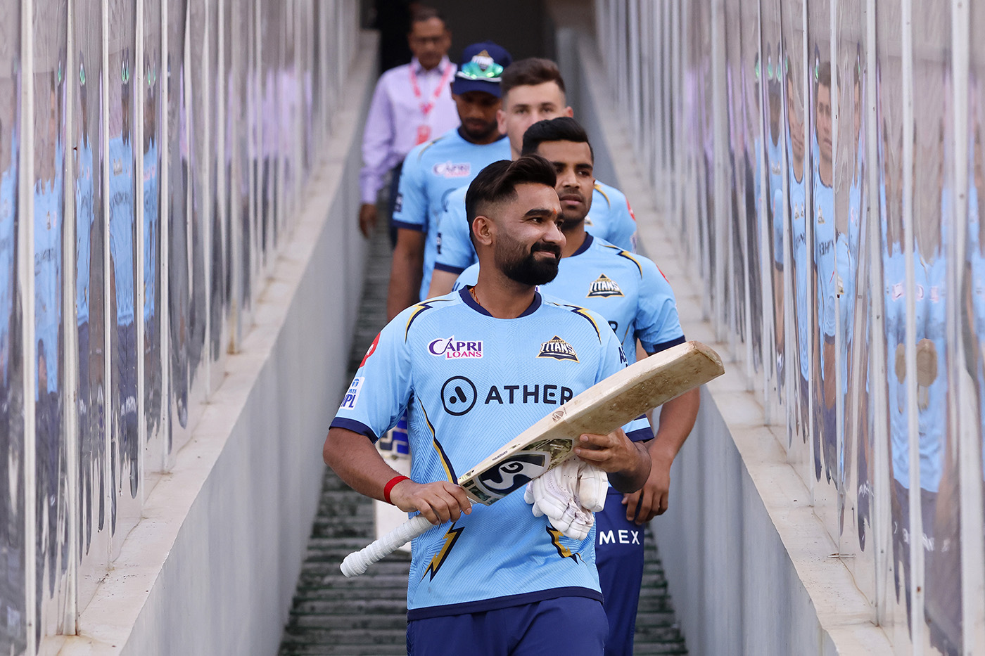 Rahul Tewatia and other Gujarat Titans players make their way on to the ground