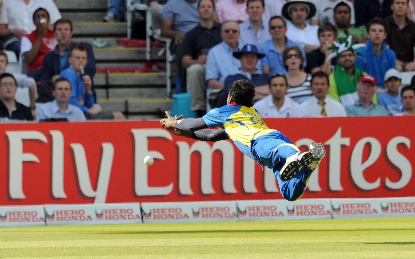 Angelo Mathews dives