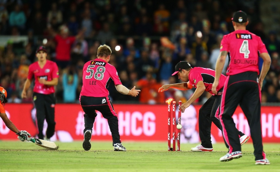 The final fumble: Moises Henriques botches the run out on the last ball
