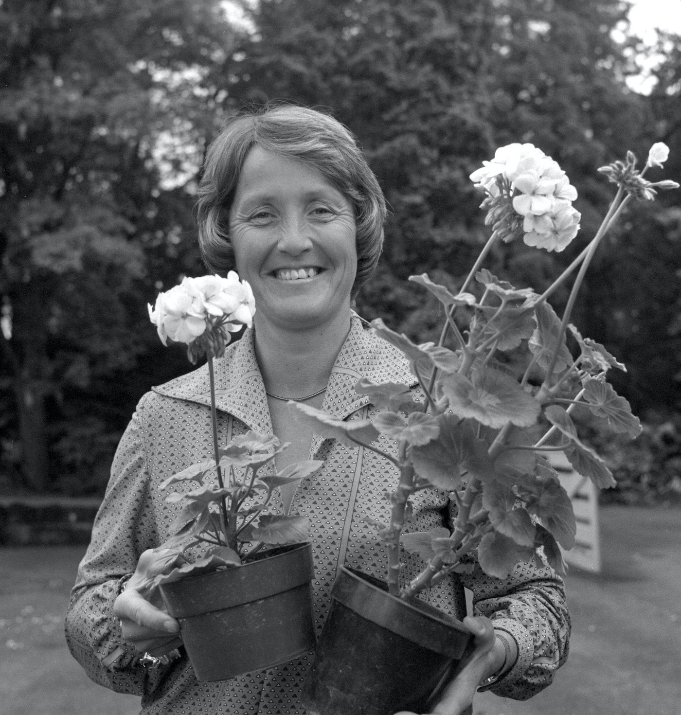 Heyhoe, let's grow: the former England captain holds up the geraniums named after her