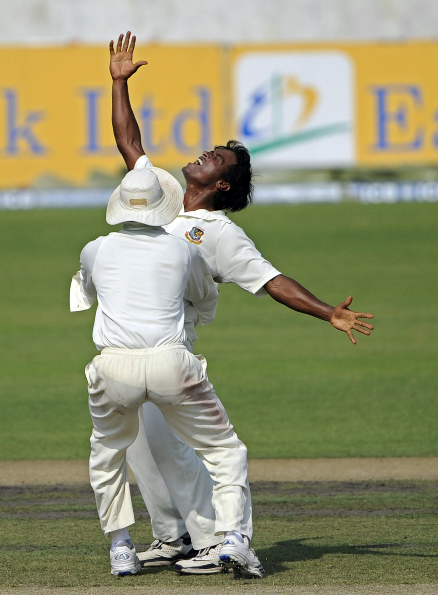 Trunk call: a team-mate puts the squeeze on Hossain