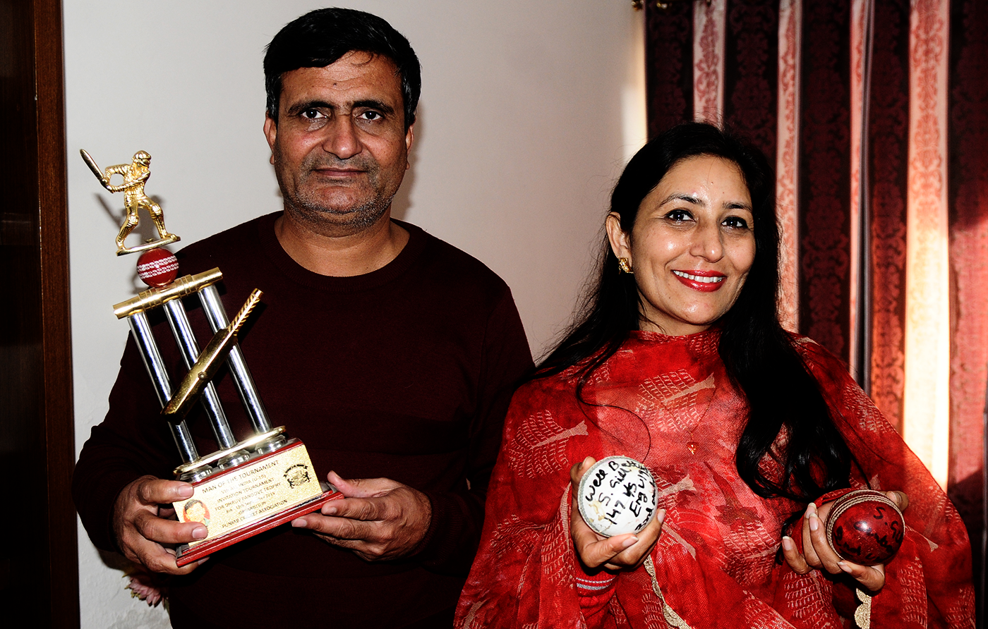 Behind every successful lad: Gill's parents show off his Player of the Tournament trophy from the 2018 U-19 World Cup